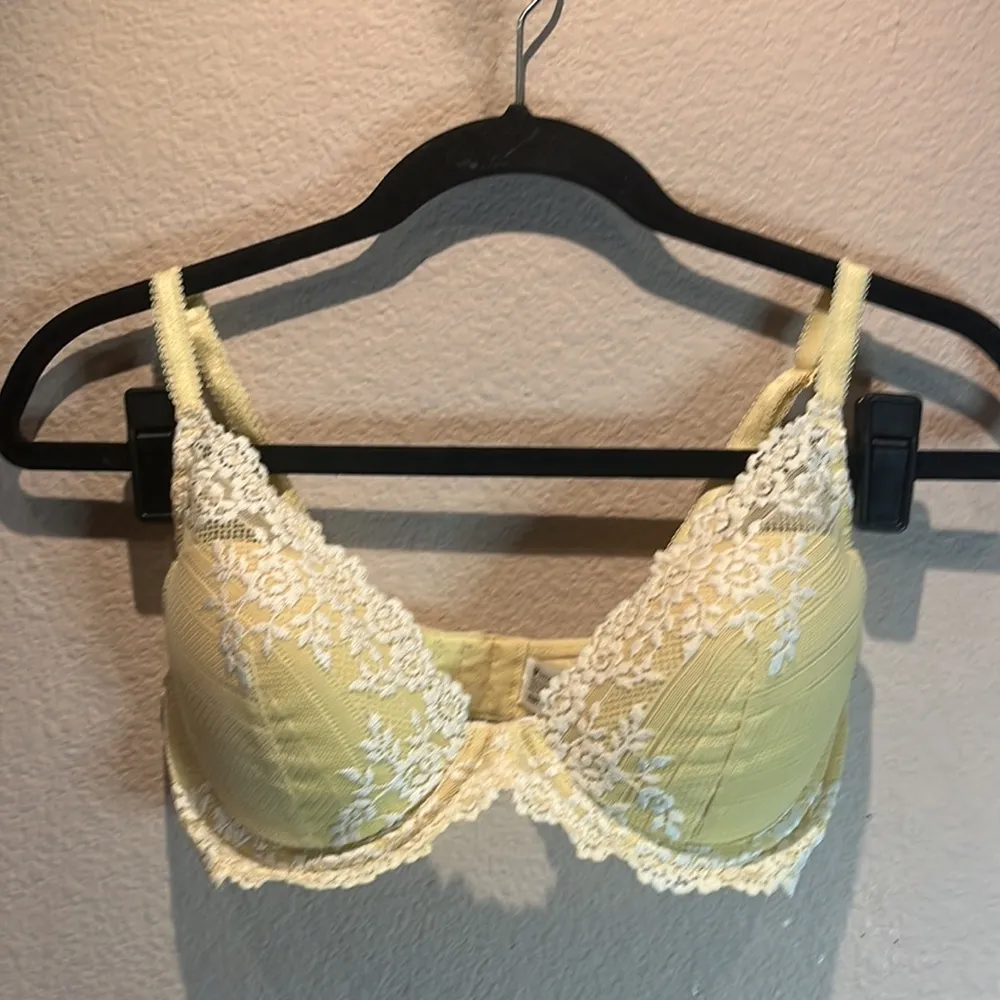 Wacoal Woman’s Yellow Embrace Lace Plunge Bra Convertible back Size 32D - Image 4