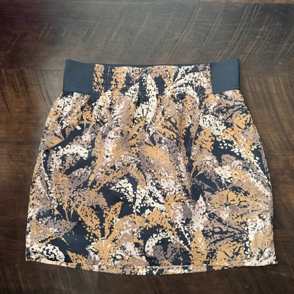 3/$20 Gap patterned skirt - Image 3