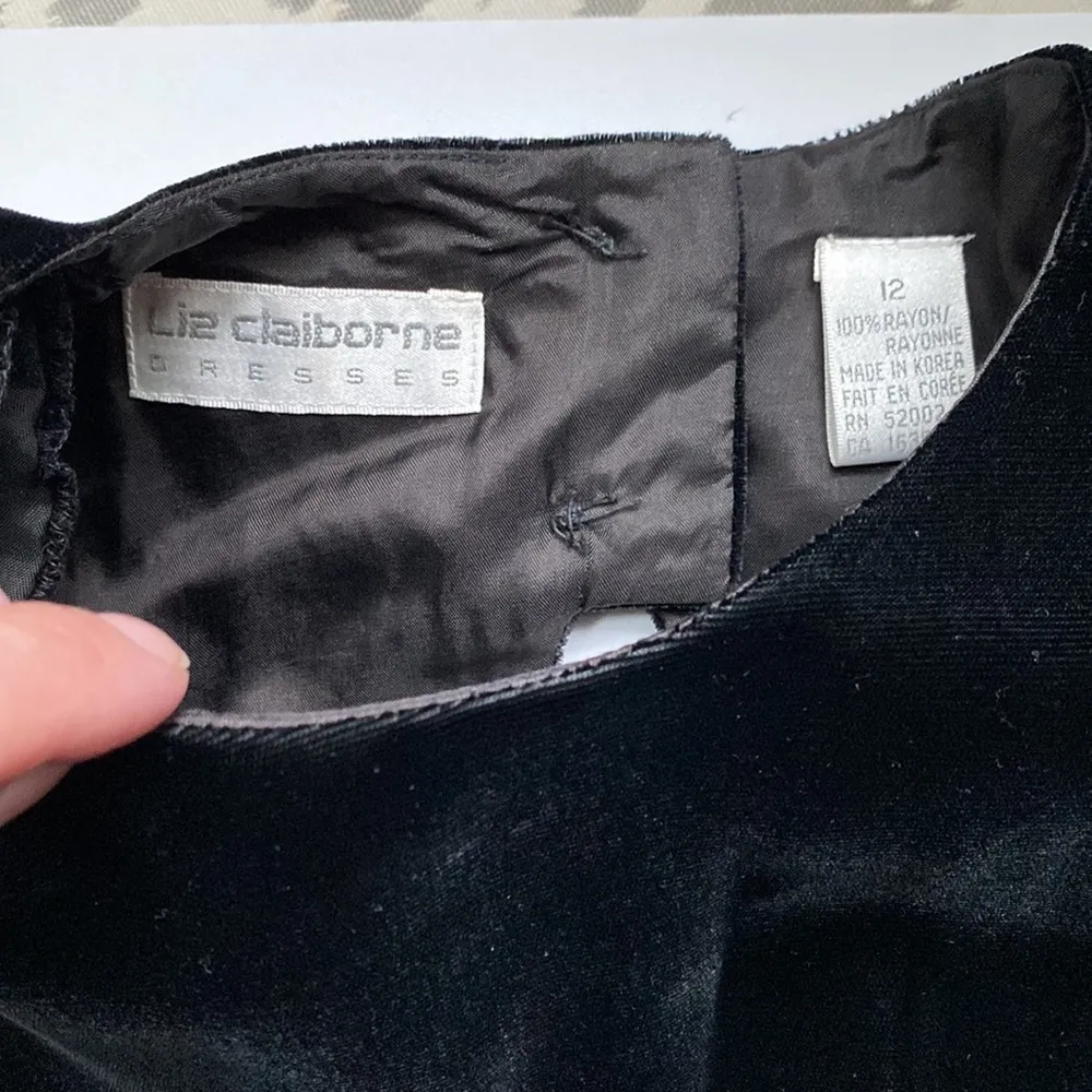 Vintage 90s Liz Claiborne black velvet open back formal cocktail dress, size 12 - Image 5