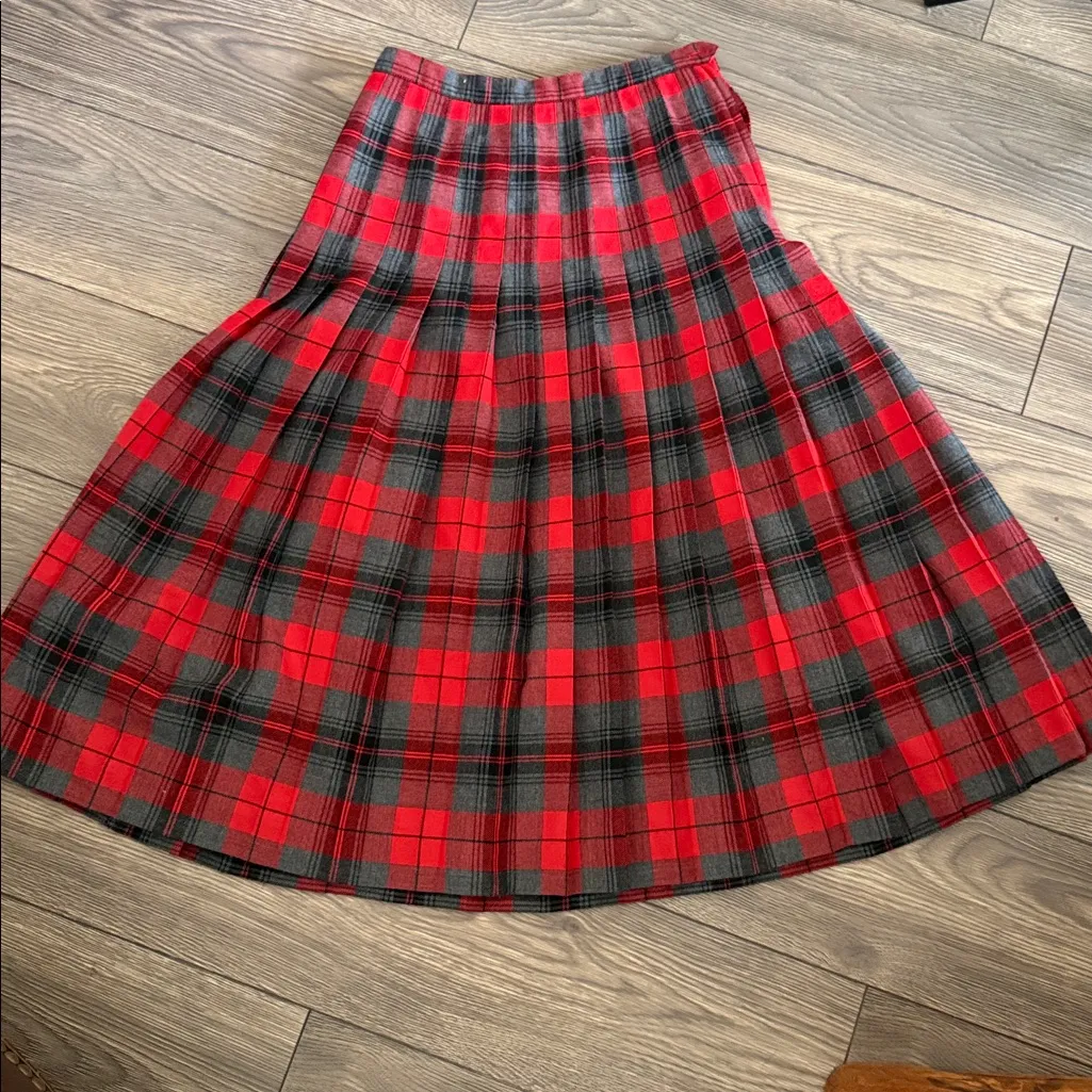 Vintage Canadian made pure virgin wool pleated Plaid Red and Black Skirt Size 10 - Image 2