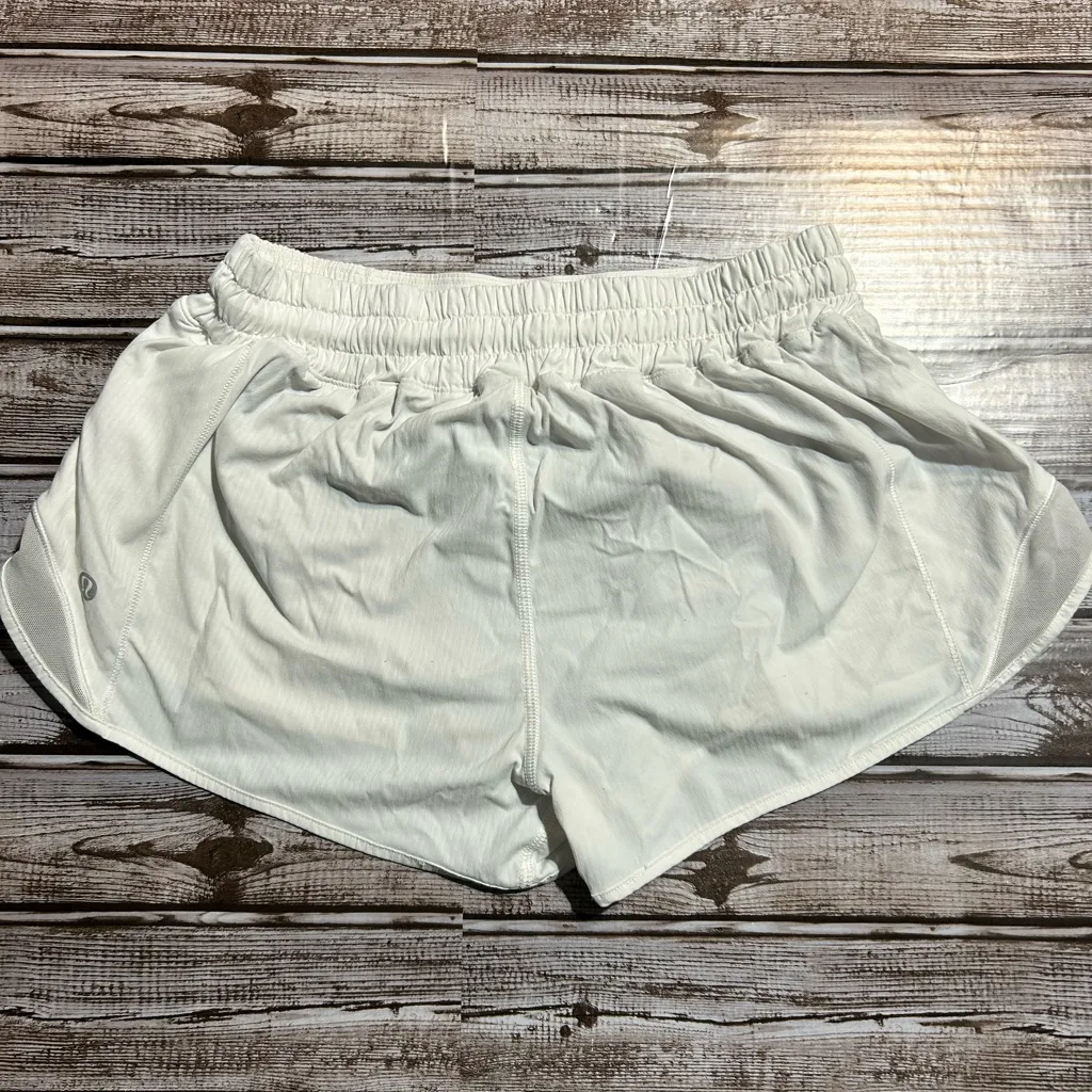 Lululemon Hotty Hot Shorts 2.5 inches Size 6 - Image 2
