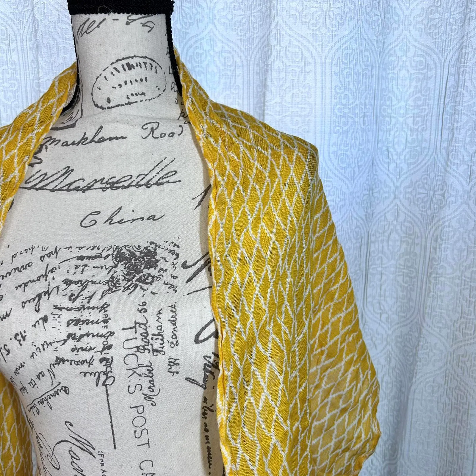 Lands End Light weight scarf‎ in yellow and white diamond pattern - Image 2