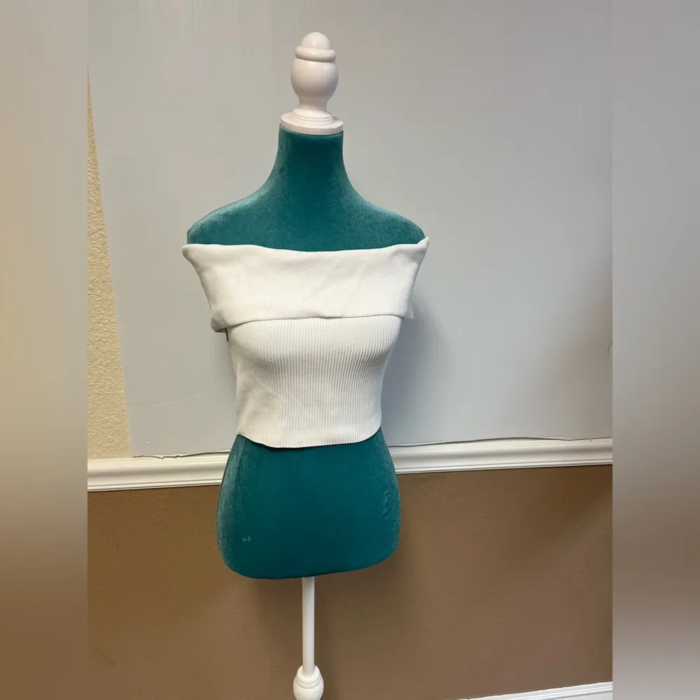 Aritzia Babaton Sculpt Knit Off-Shoulder Crop Top – Size M - Image 3