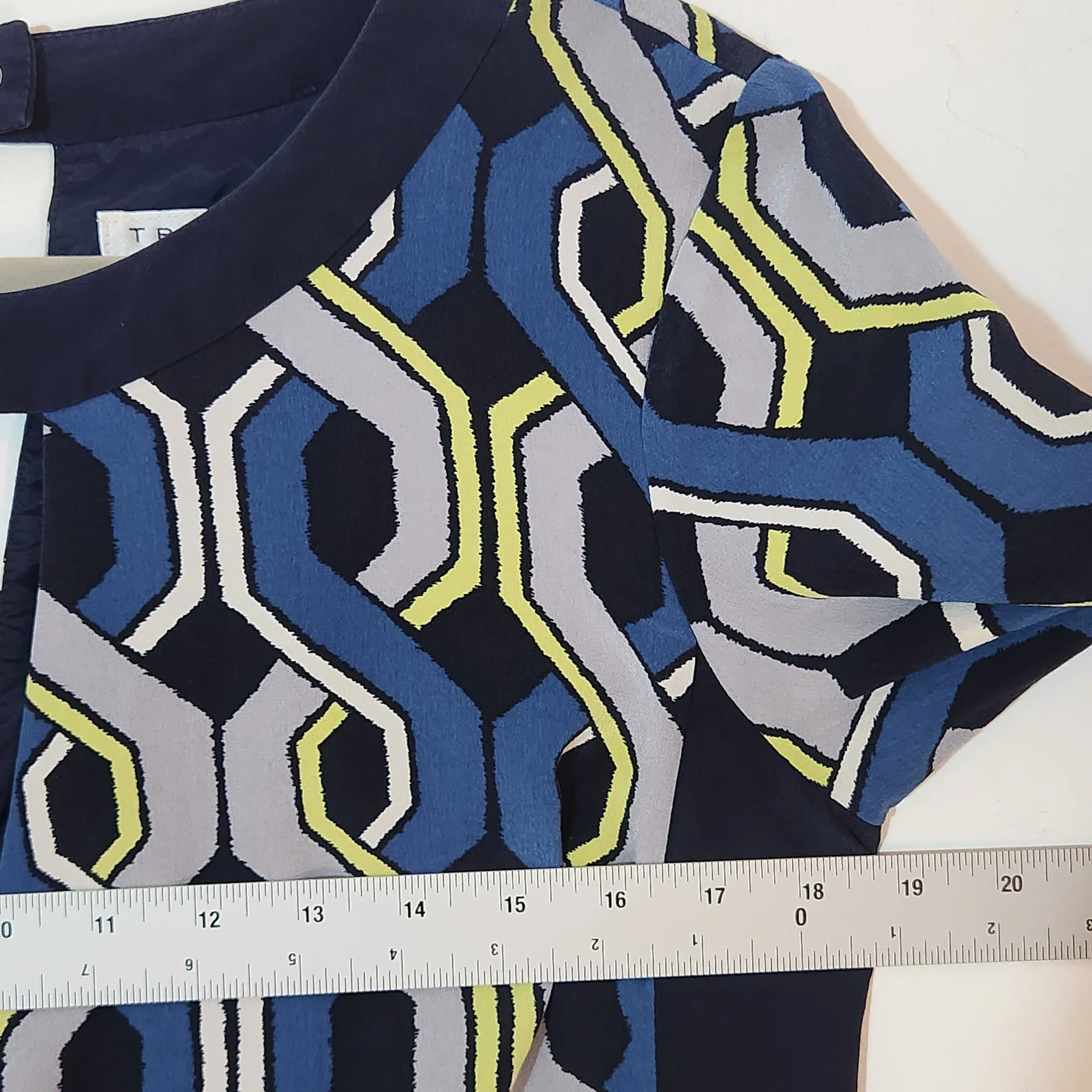 Trina Turk Navy and Gray Geometric Print Silk Mini Shift Dress Size 8 - Image 10