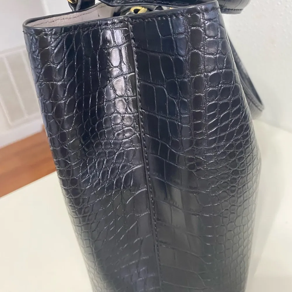 Nice alligator textured black purse - Image 4