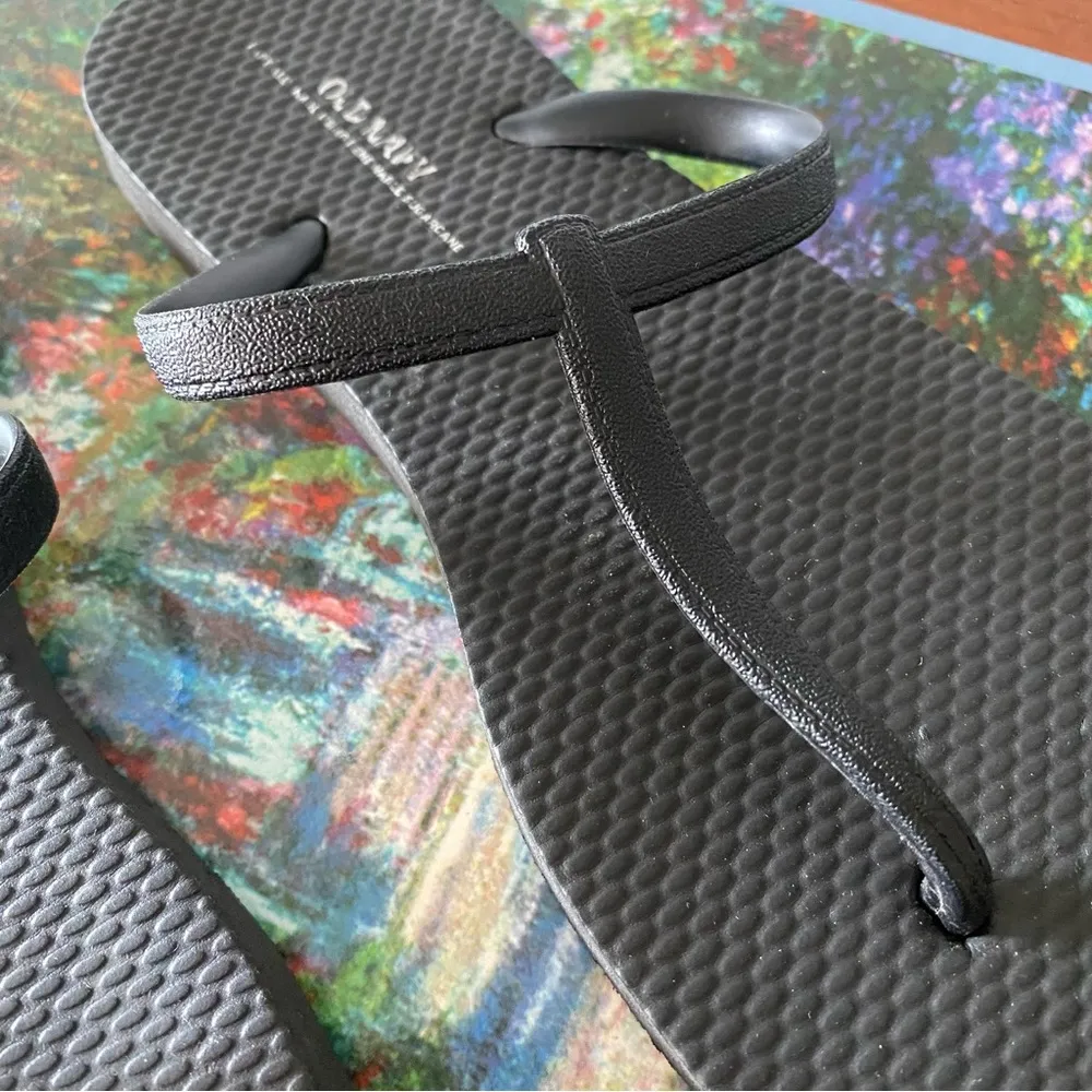 •Old Navy flip flops• Size 6 - Image 4