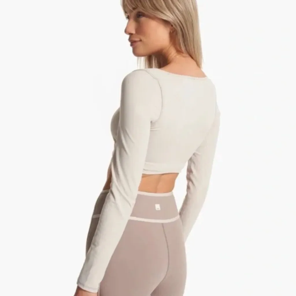 Vuori Long Sleeve Ruched Bra Womens Gray Beige Scoop Neck Top Size XS - Image 2