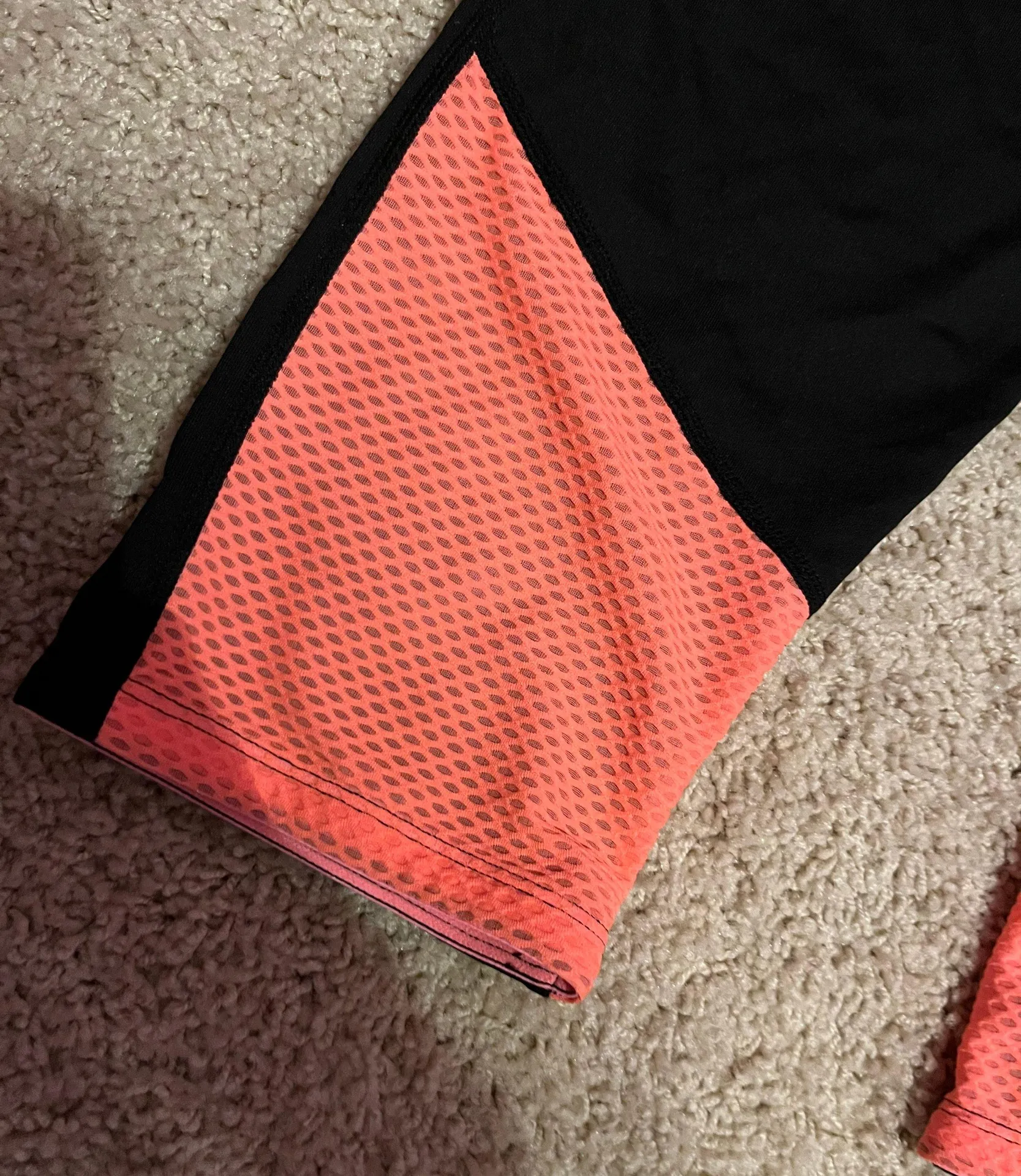 performance quick fry cropped black and pink leggings never worn - Image 3