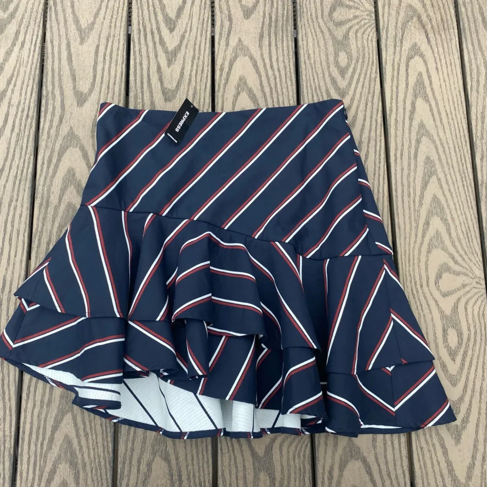 NWT Express Size 8 Blue Navy Red Mini Asymmetrical ruffle skirt - Image 6