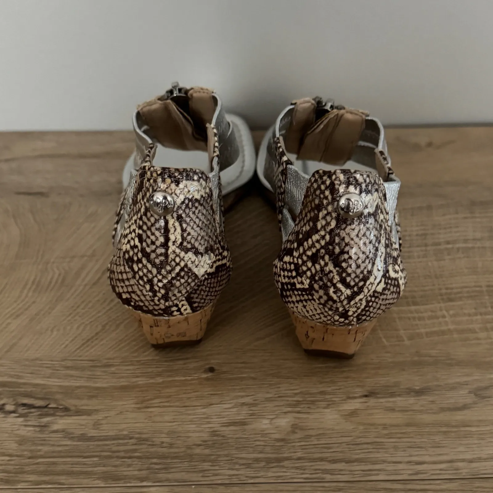 Donald Pliner Dori Sandals Silver Snake Print Wedge Thong Zipper Edgy Size 6.5 M - Image 5