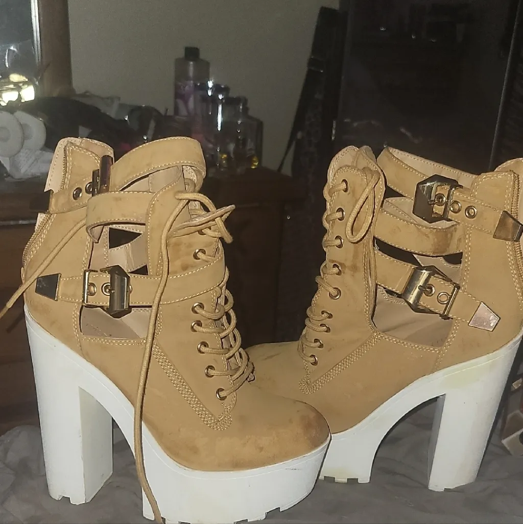 Tan and White Lace Up Boots with Perforated Detailing Size undefined - Image 2