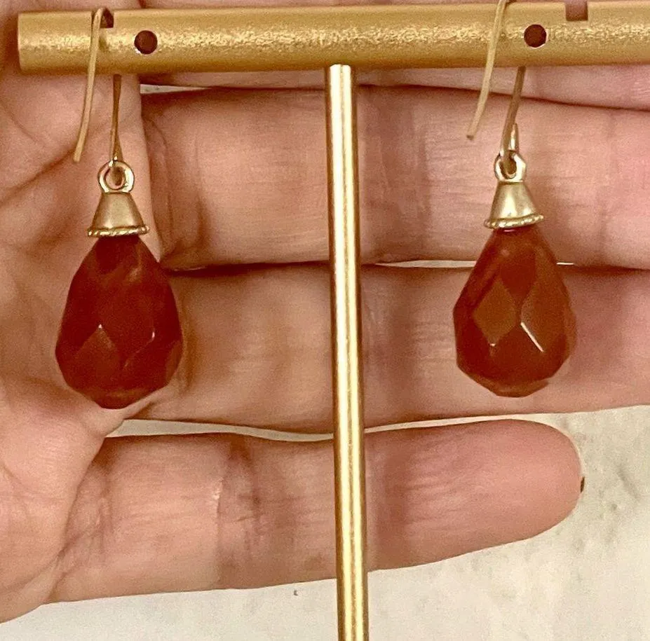 Small gold tone carnelian dangle earrings - Image 8