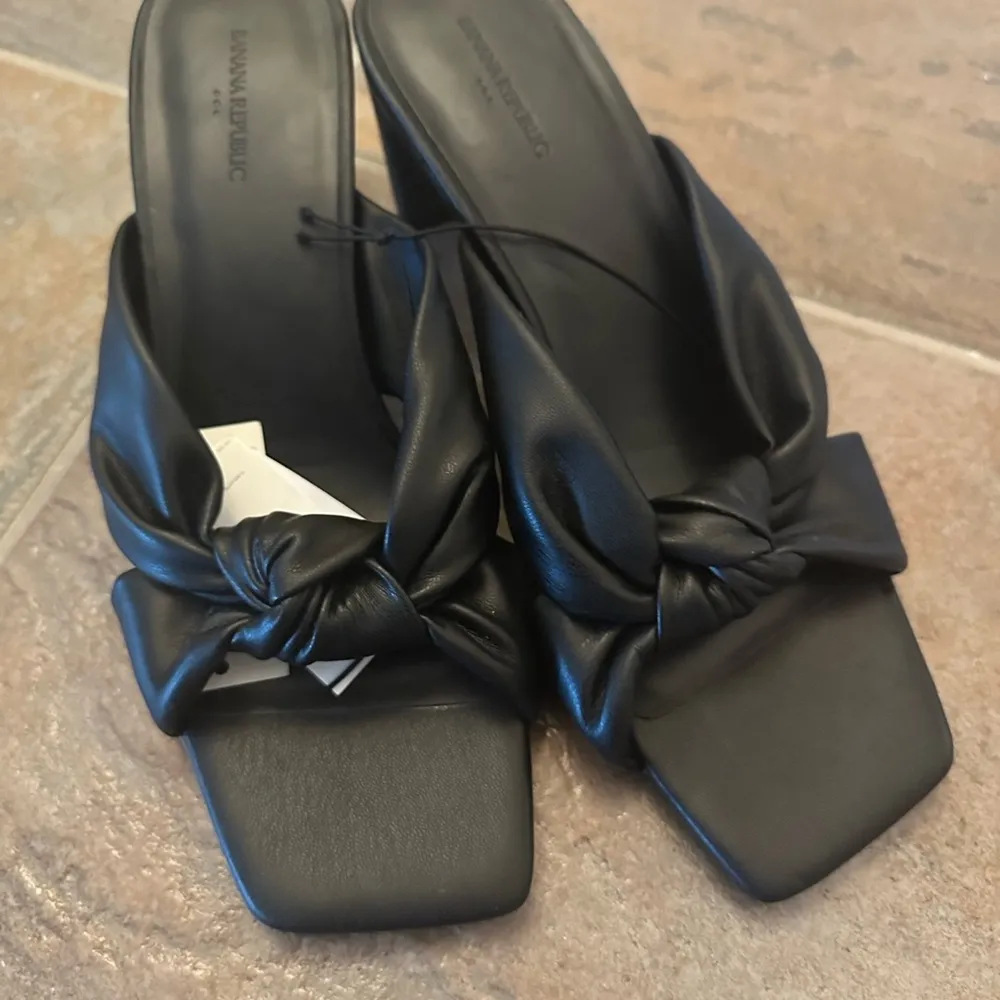 Banana Republic Black Women's heels - Image 5