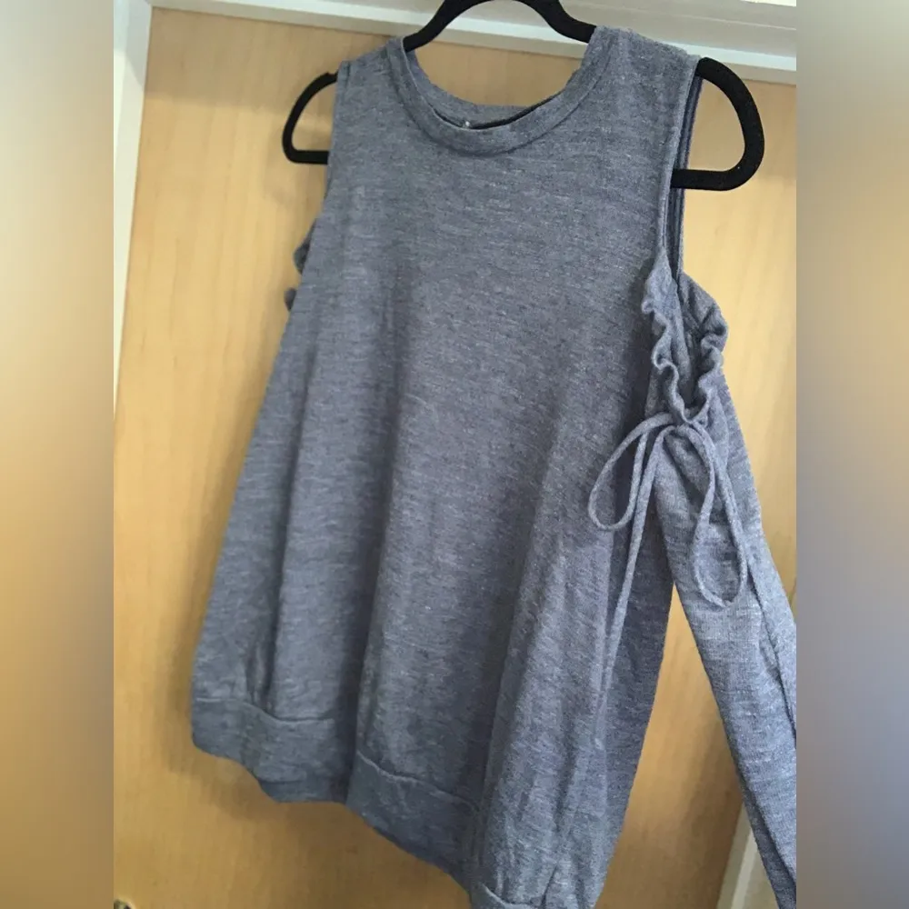 Green Envelope Heathered Blue Cold Shoulder Top. Size - Image 3