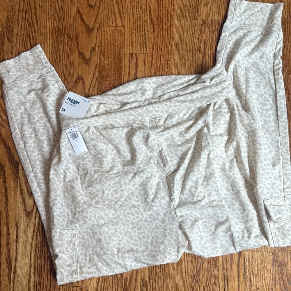 Old navy Mid-Rise French Terry Plus-Size Live-In Cargo Jogger Pants - Image 6