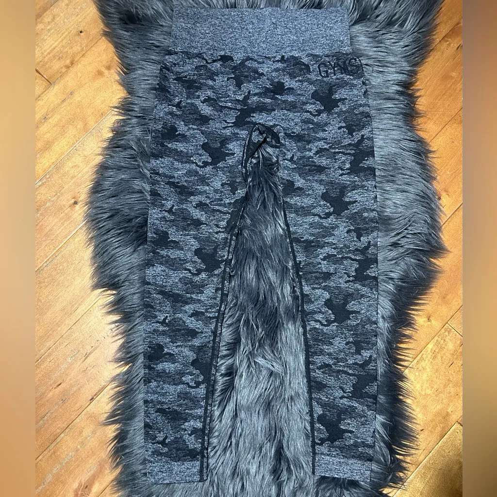 Gymshark Camo Seamless Leggings Black Black and Gray Camo Leggings Size Medium - Image 3