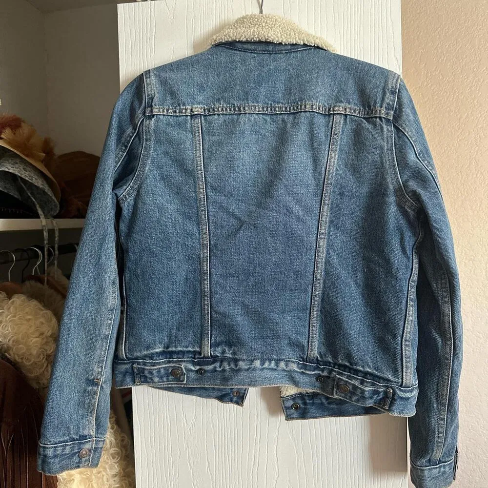 Levis Sherpa lined denim jacket xs/s - Image 2