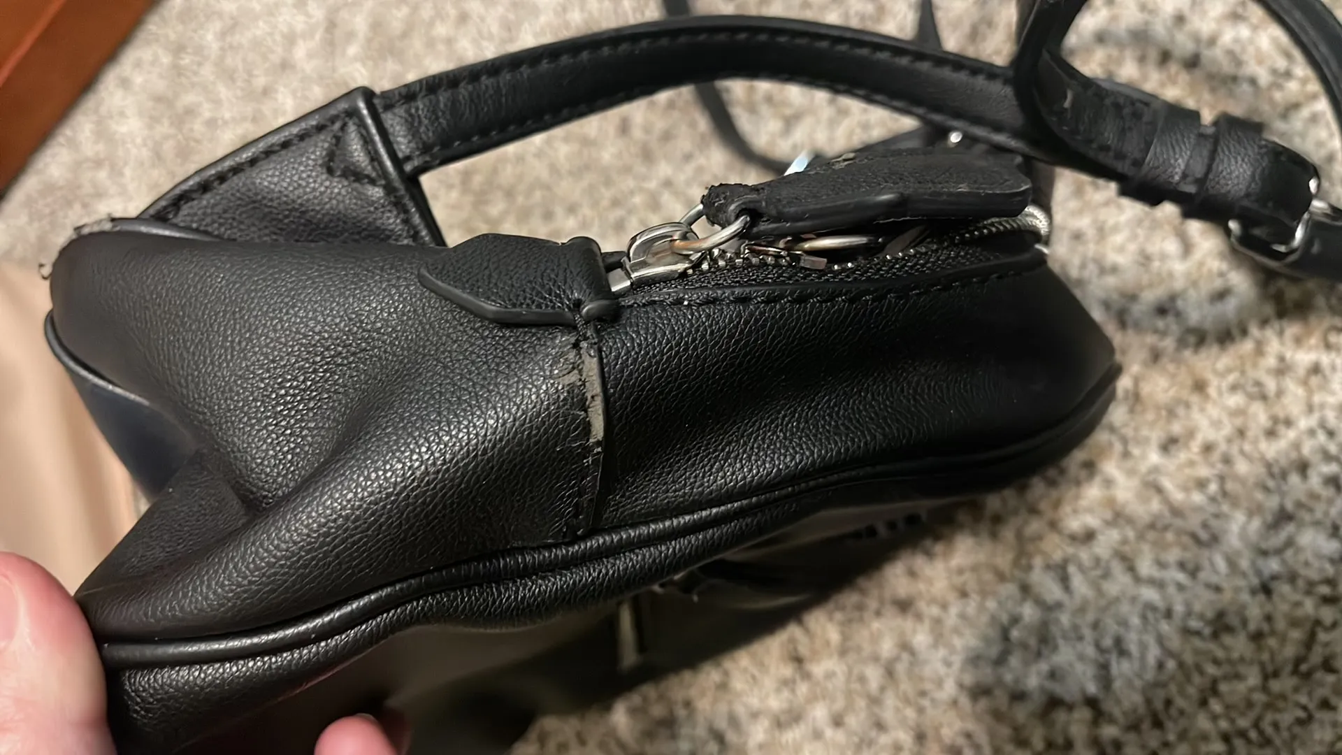 Guess  Backpack Small - Image 5