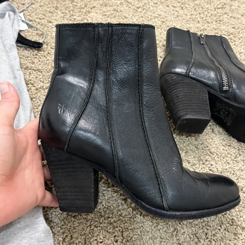 Frye Essa Seam Bootie Black Leather Western Almond Toe Ankle Zip Sz 6.5 - Image 4