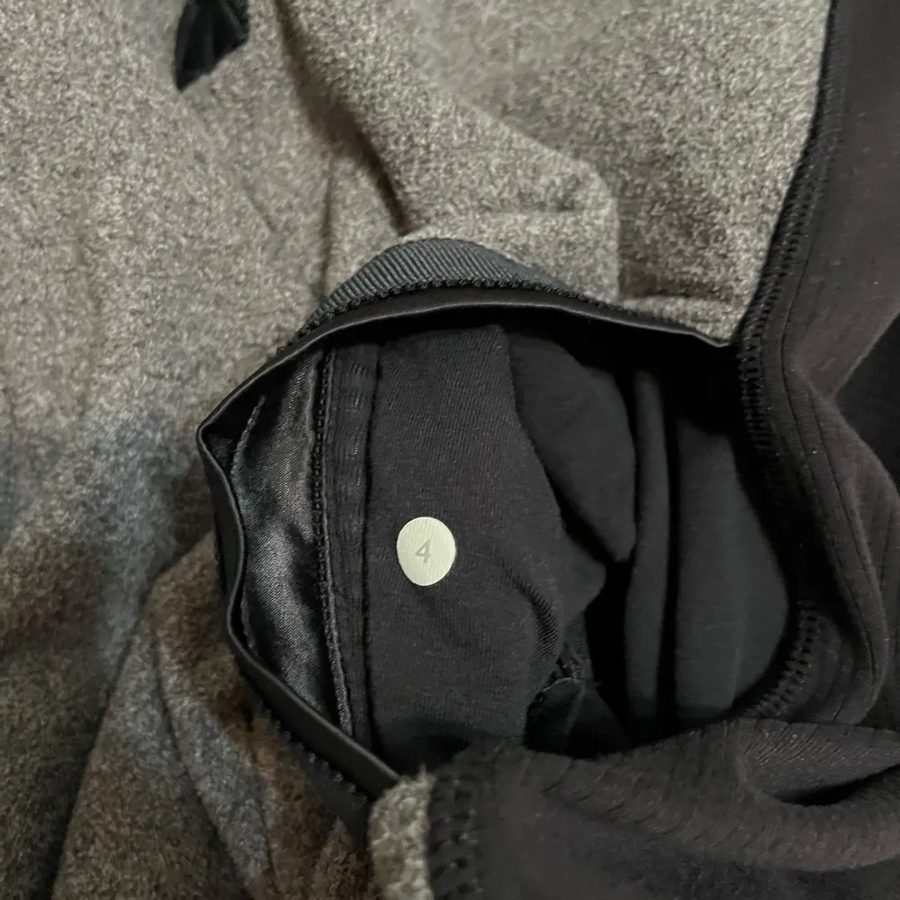 lululemon athletica Post Chaturanga Pullover Black/Ambient Grey -Size 4 - Image 6