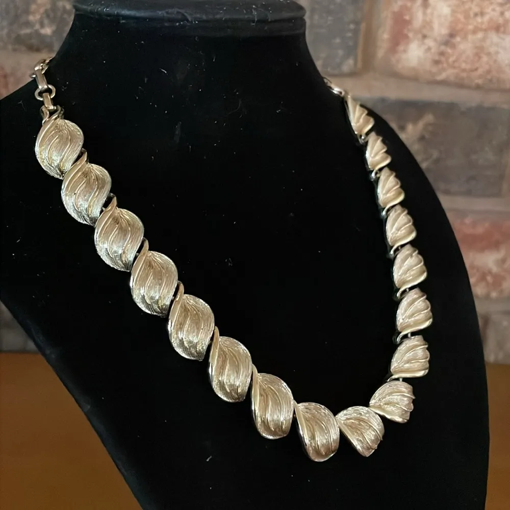 Coro Vintage Signed Gold Brush Tone Linked Twirled Leaves Necklace & earrings - Image 5