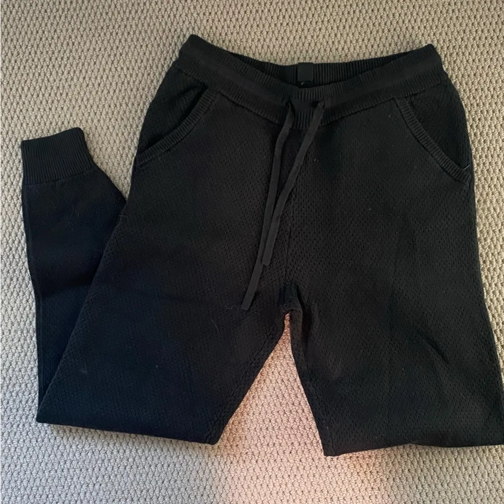 Tommy John Sweater knit lounge set in black size small. Henley sweater w joggers - Image 9