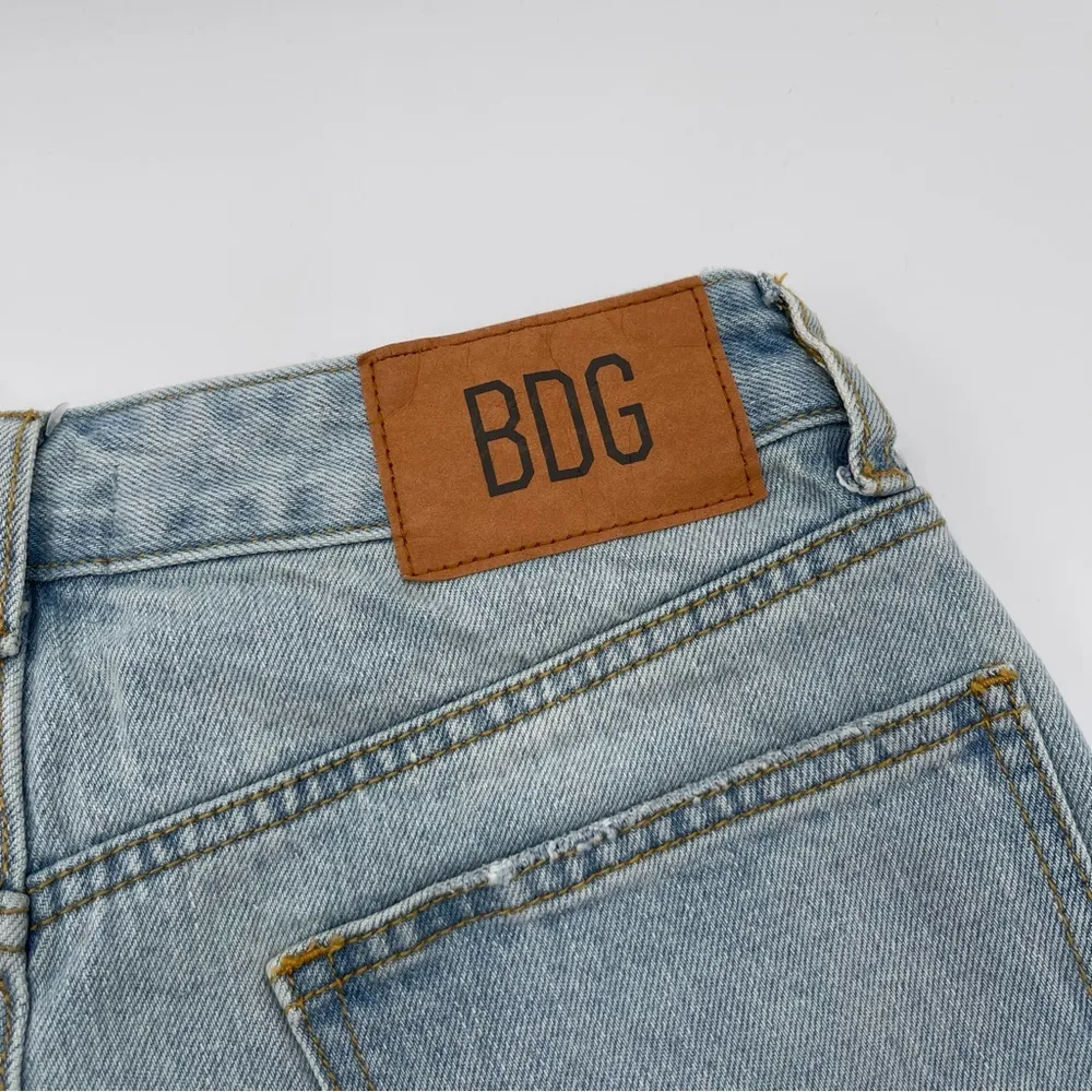 BDG Women’s Size 26 A-Line Short Denim Shorts Light Wash Summer Casual Raw Hem - Image 3