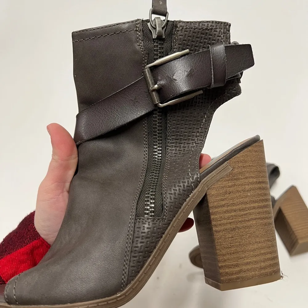 Dolce Vita Teisha Grey Buckle Block Heel Booties Size 8.5 - Image 4