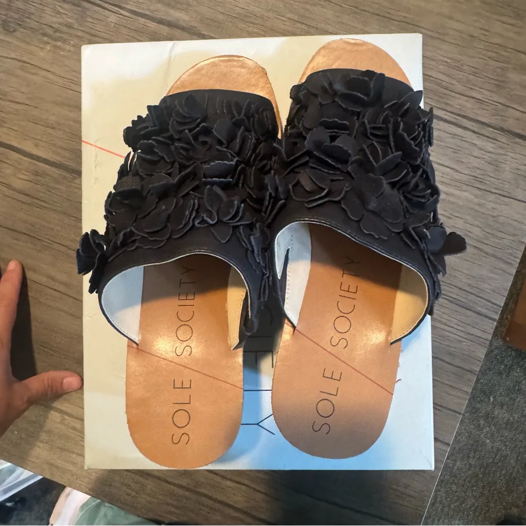 Sole Society Black Leather Floral Wedges 9 NIB - Image 3