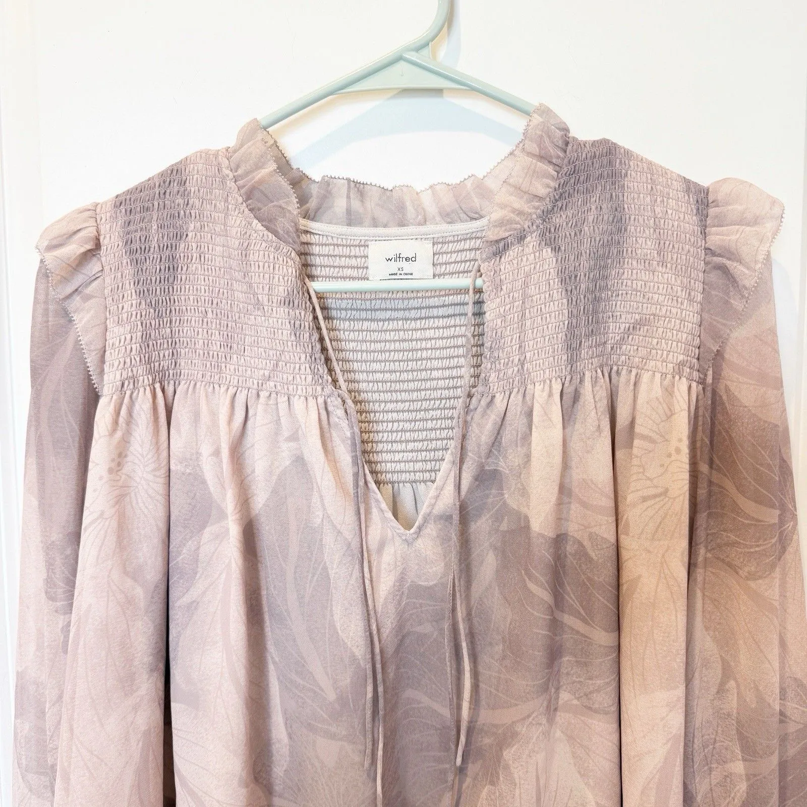 Aritzia Womens Smocked Peasant Floral Top Size X-Small Lightweight Flowy Purple - Image 2