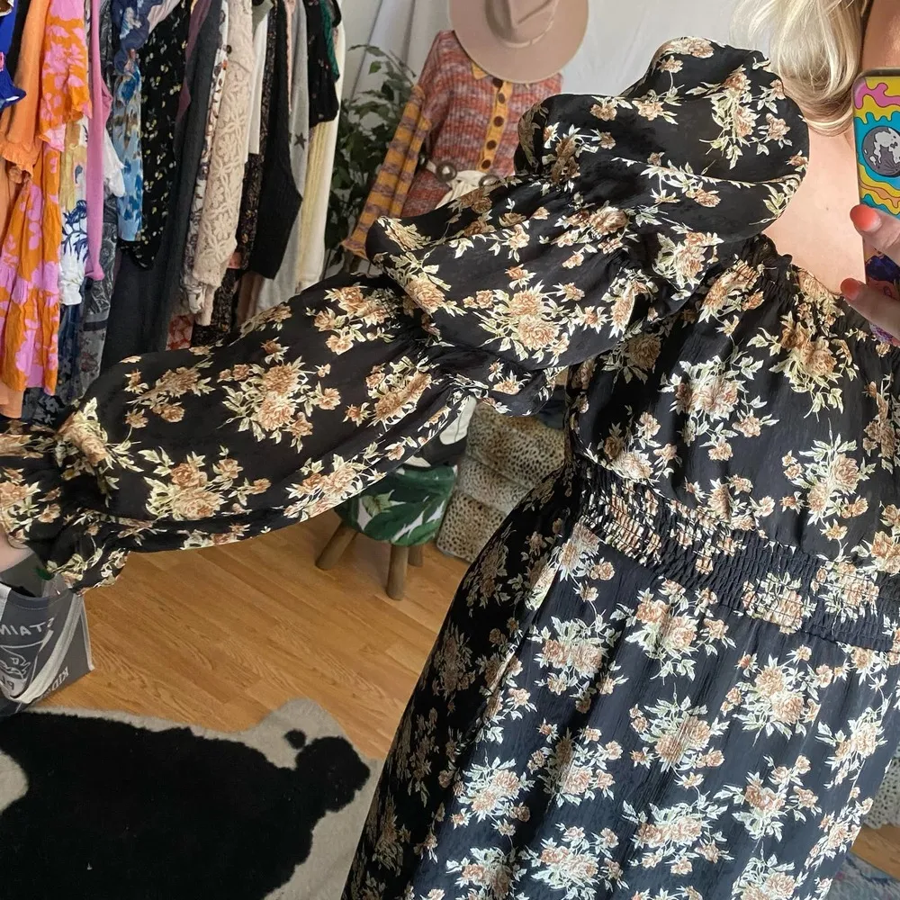 ASTR Floral Cinched Long Sleeve Midi Peasant Dress Black Size Small - Image 5