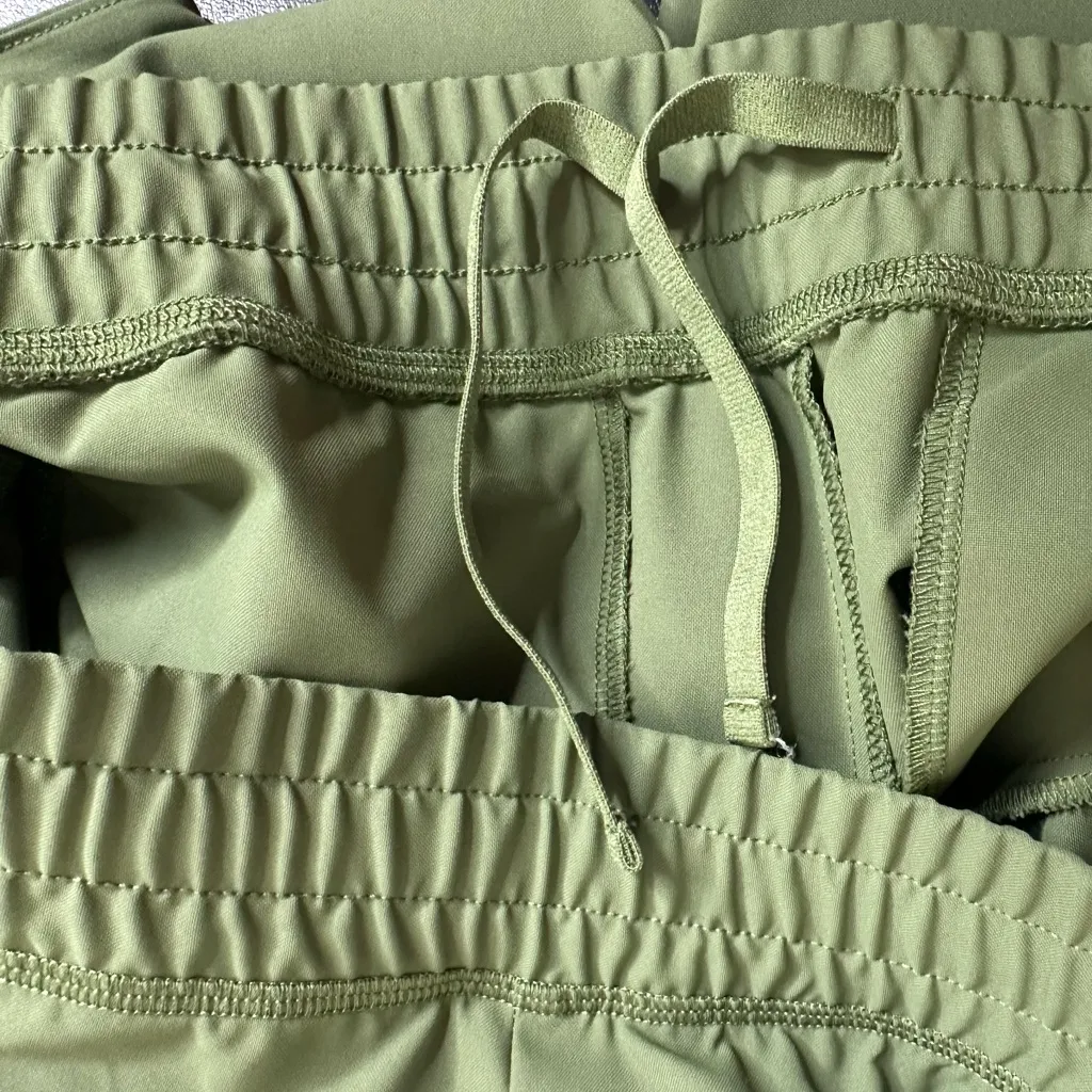 Beyond Yoga City Chic Wide Leg Cargo Pants color palm leaf size small - Image 3