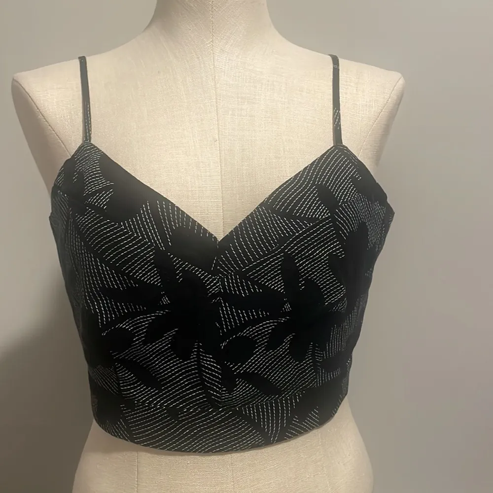 Universal Thread Bralette Tank Top Black White Floral new size Medium - Image 7