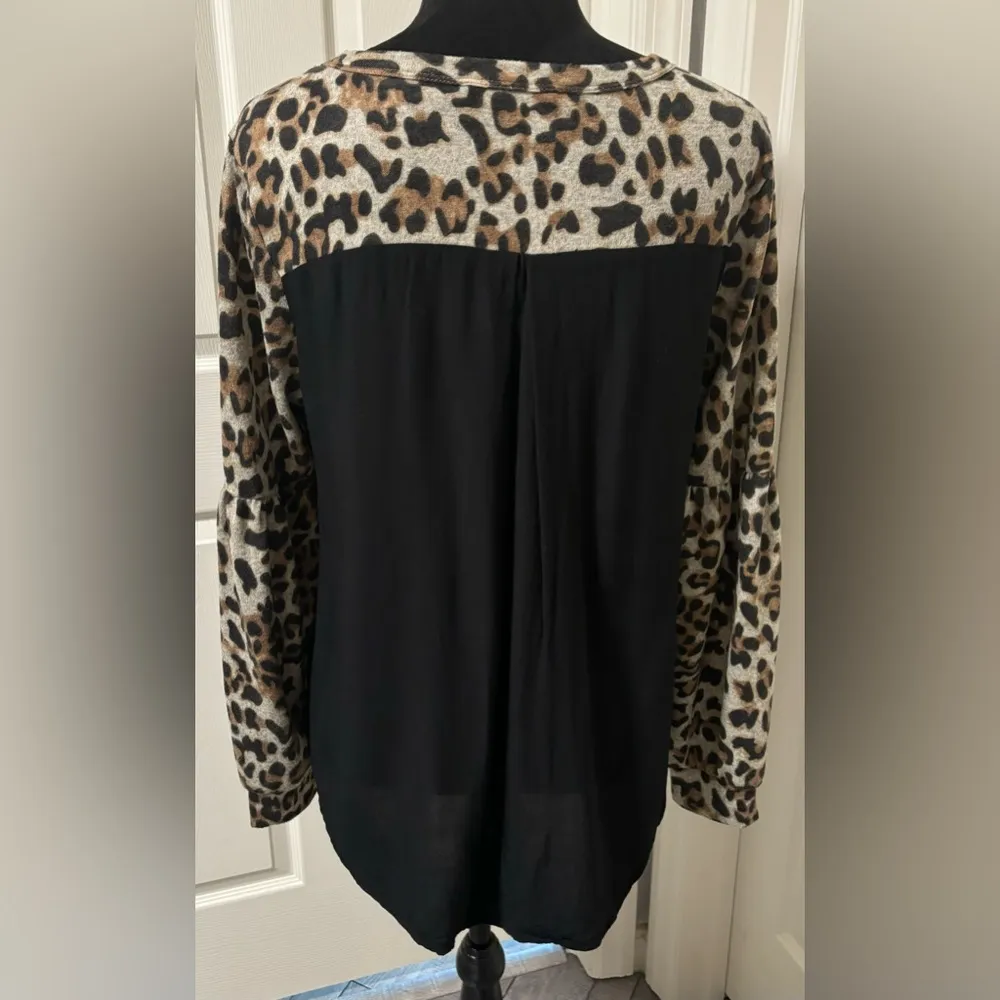 Doe & Rae Leopard Print Top from Buckle - Image 4