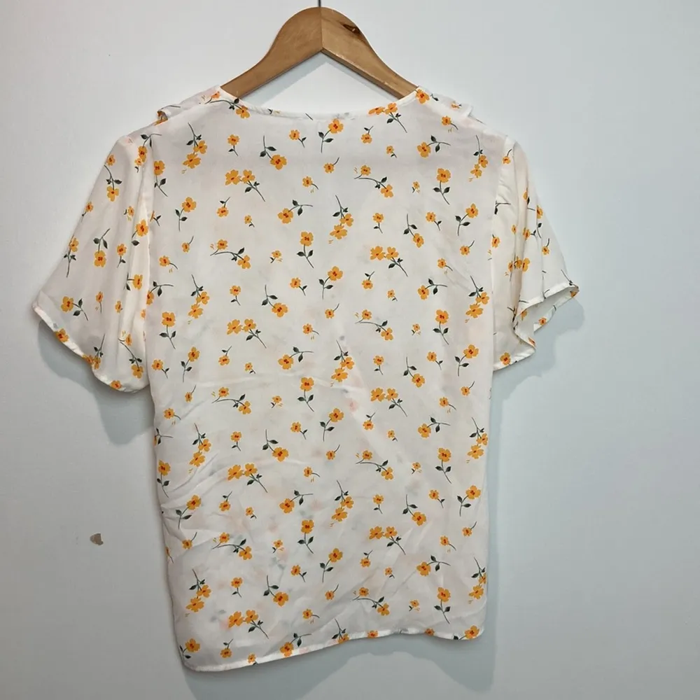 All in Favor| Cream colored Floral Crossover Top sz Med - Image 4