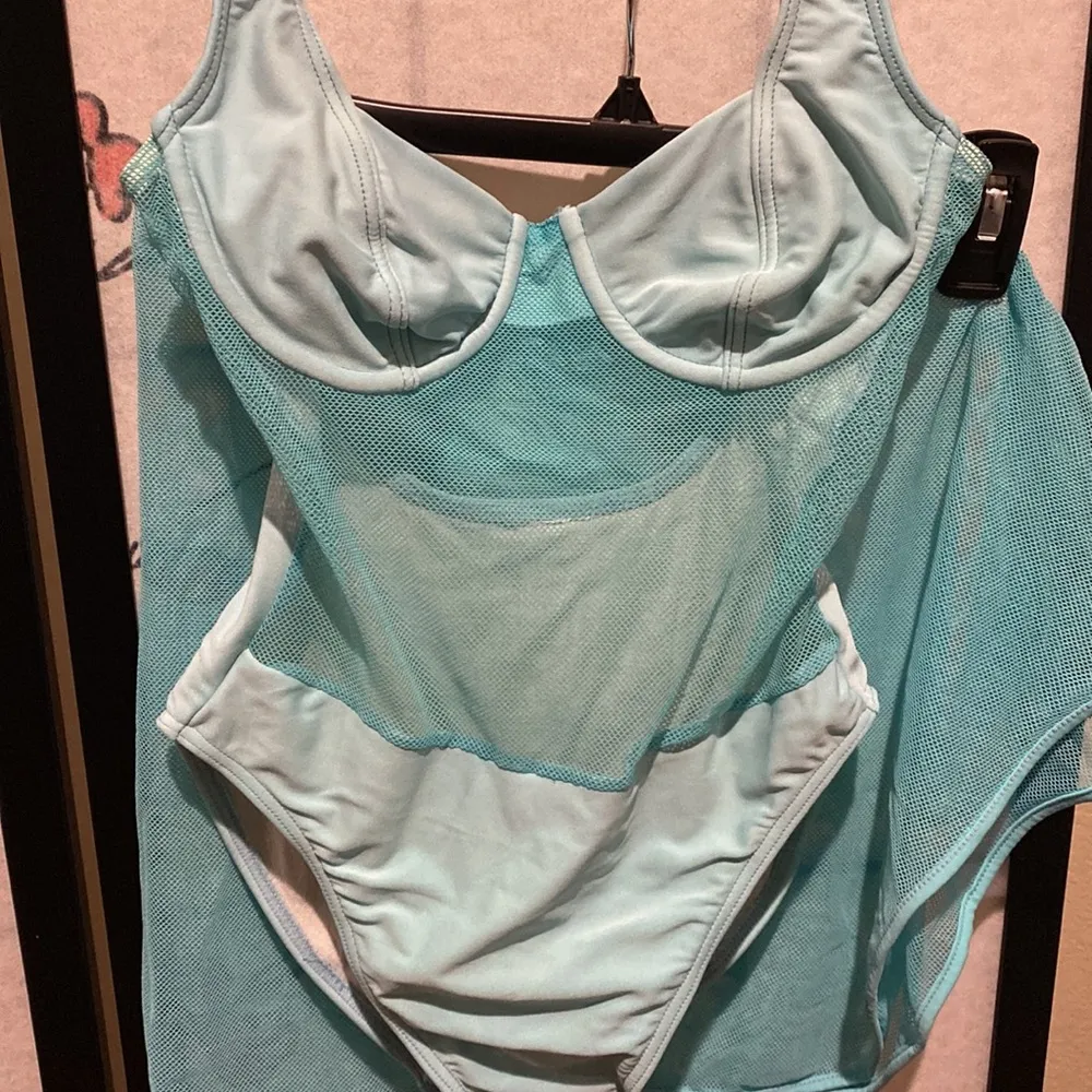 One piece swimsuit and matching sarong - Image 2