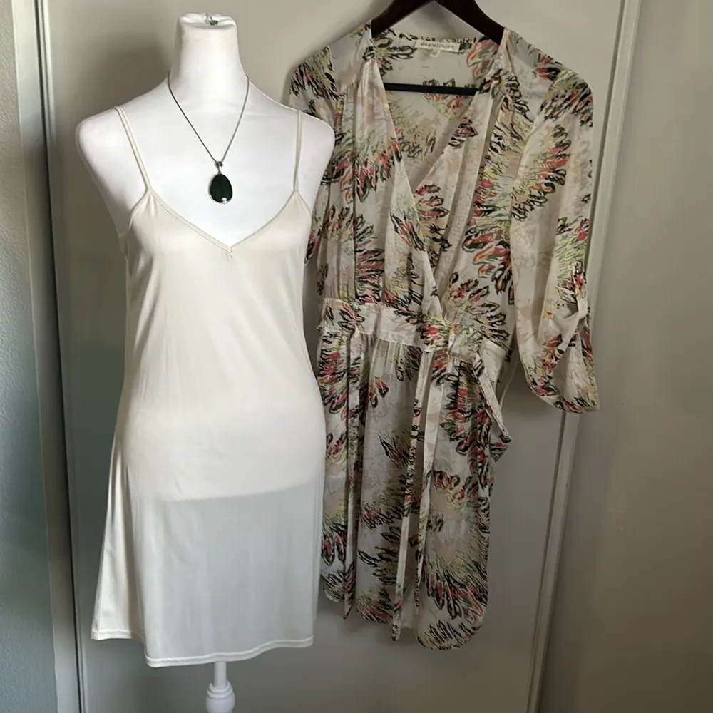 Daniel Rainn Surplice Chiffon Boho Feather Print Above The Knee Shirt Dress - Image 10