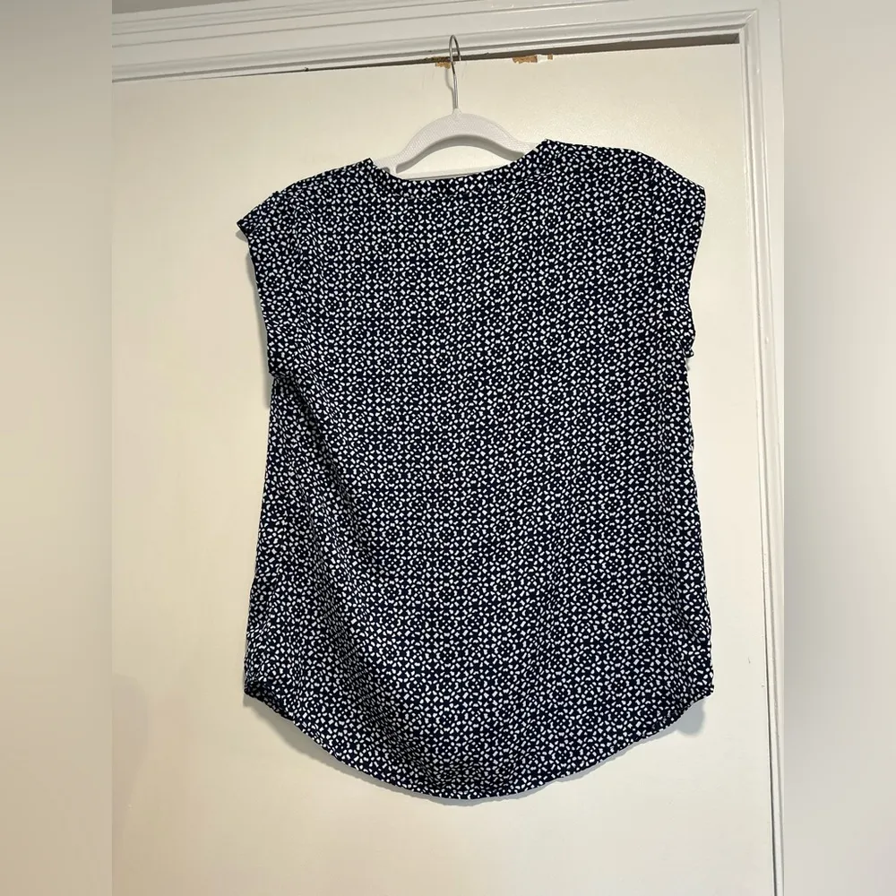 Dalia Collection Blouse Women Sz:M cap sleeve VNeck Blue White Geometric pattern - Image 2