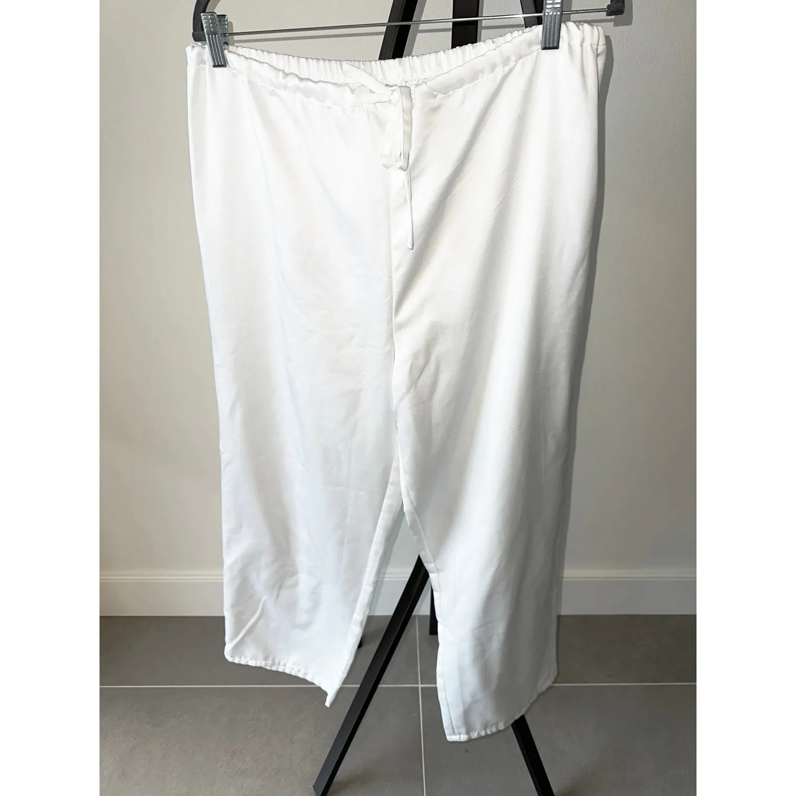 Vintage KayAnna White Matte Satin Sleep Set Embroidered Floral Details Size Med - Image 10