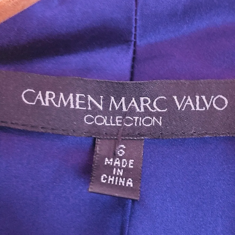 Carmen Marc Valvo collection silk velvet blazer w/ ruffle detail purple lining. - Image 7