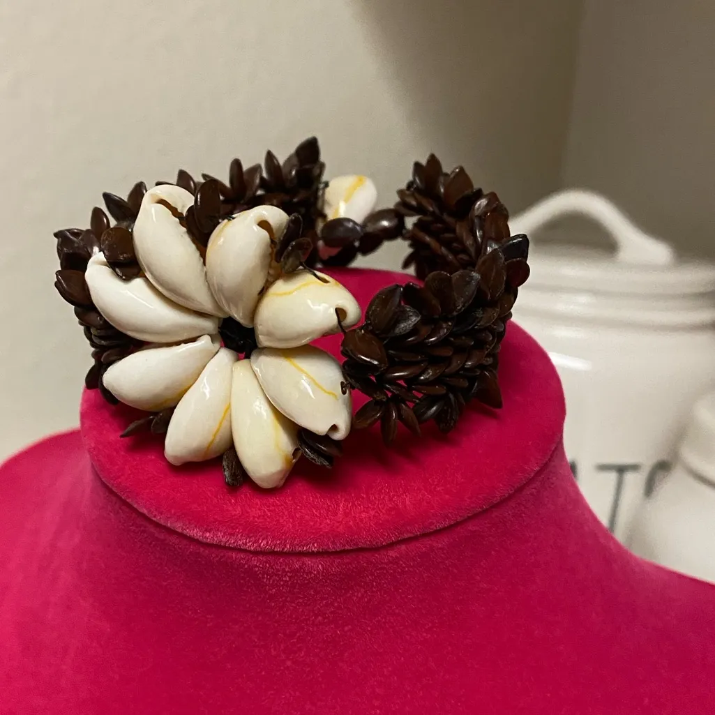 Handcrafted Tropical Shell Flower Bracelet | Island Jewelry Brown - Image 5