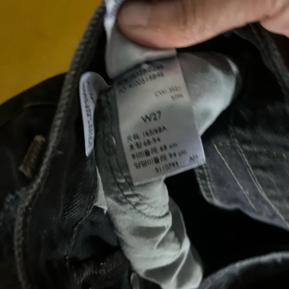 Levi's 501 Women's Black Denim Shorts size 27 - Image 4