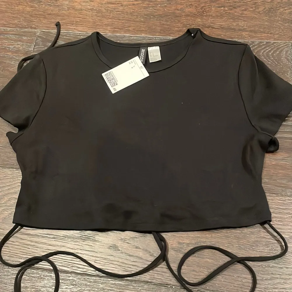 NWT  tie wrap around crop black t tee t-shirt size large l - Image 2