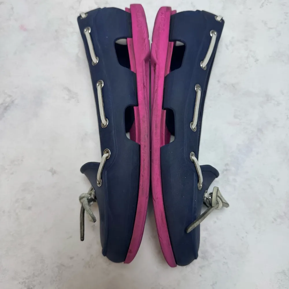 Women's Crocs Beach Boat Shoes Size 7 Blue and Pink - Image 4