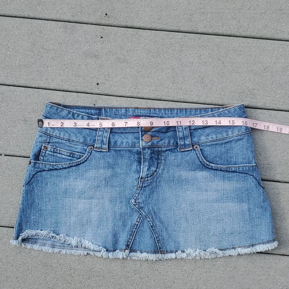 SO Distressed Hem Y2K Denim Jean Skirt | Size 7 Jean Skirt - Image 5