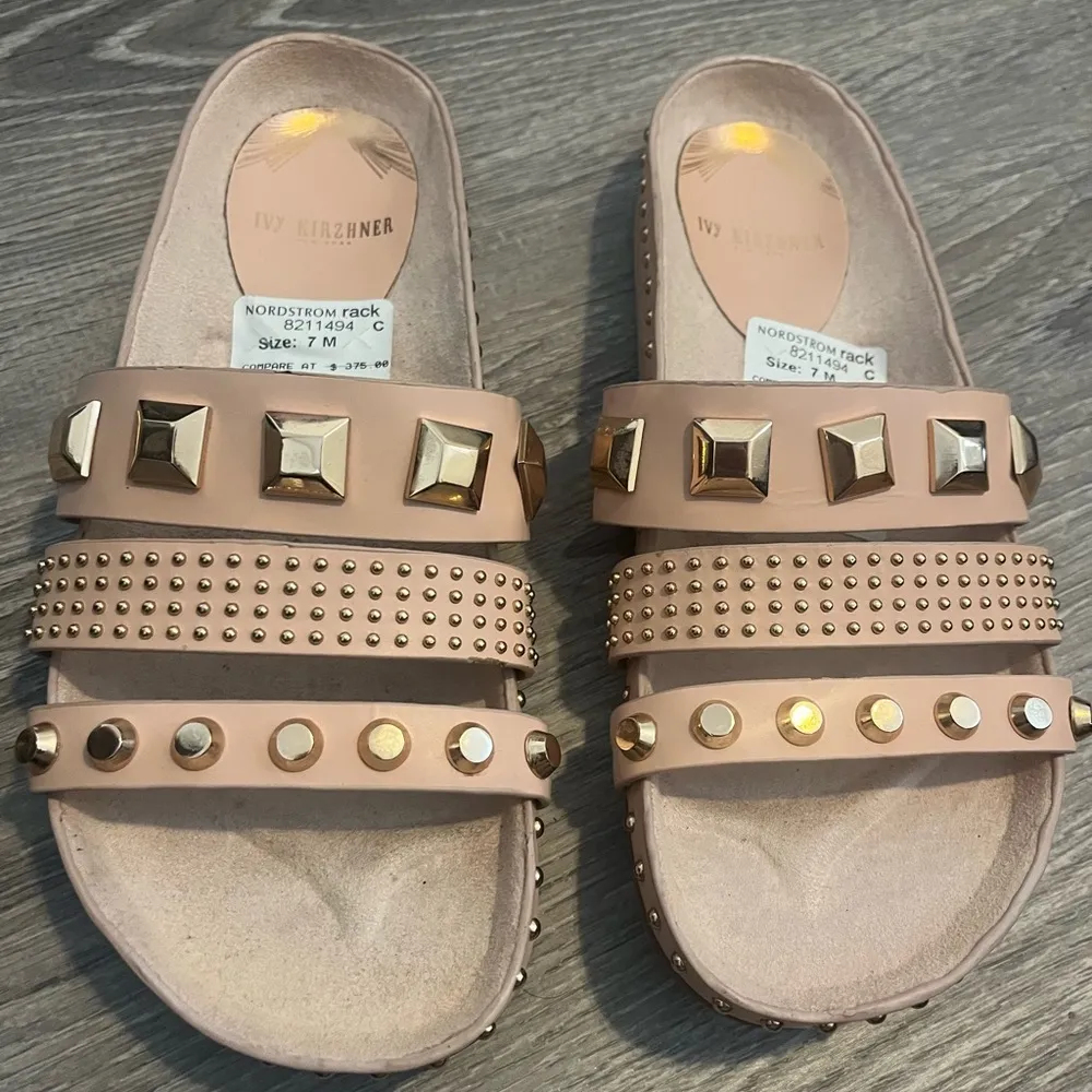 NWT Ivy Kirzhner Tank Studded Slides Cream Gold 7 18K Gold Studded Leather - Image 3
