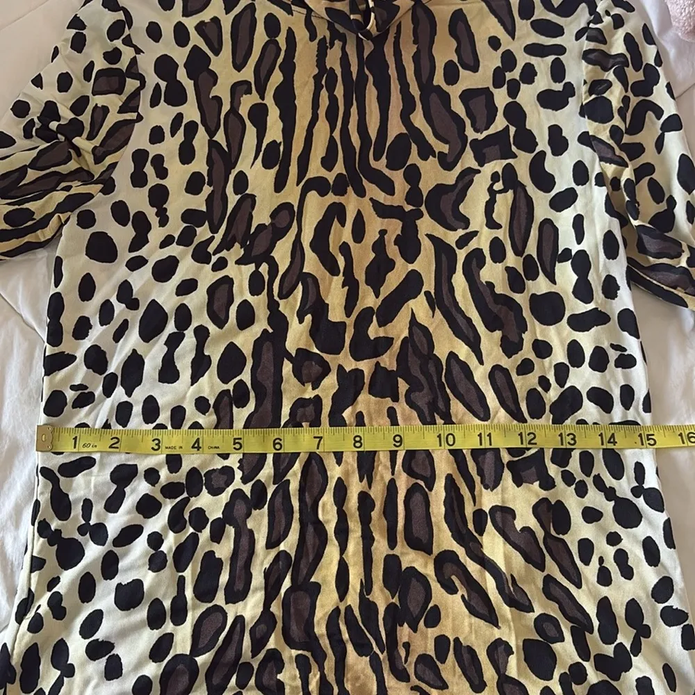 NWOT St John Women's Beige Leopard Print Turtleneck Top Size S - Image 8