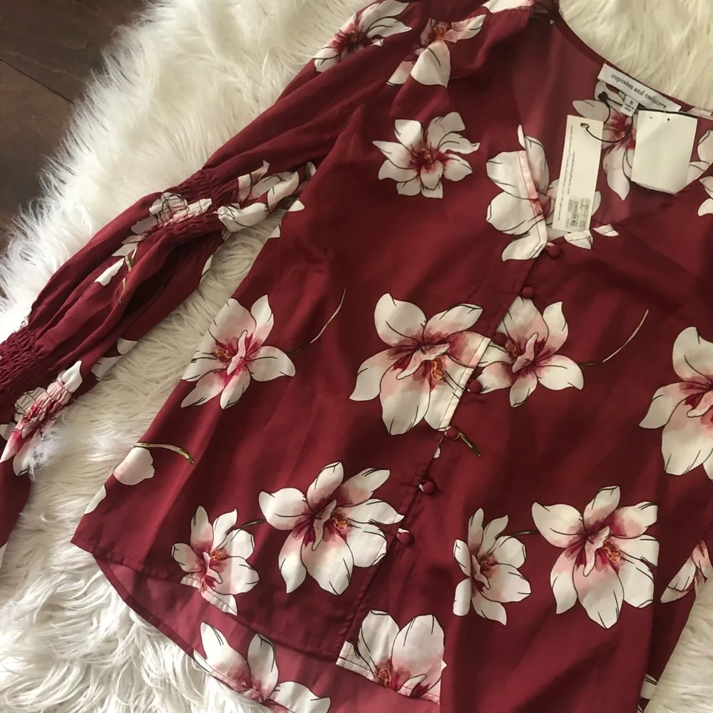 NWT cupcakes & cashmere red floral blouse small - Image 4