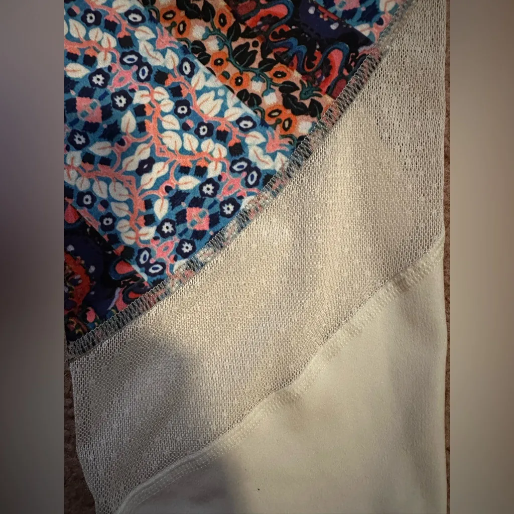 Athleta Nomad Salutation Mesh Abstract Print Capri Leggings - Sz Medium - Image 7