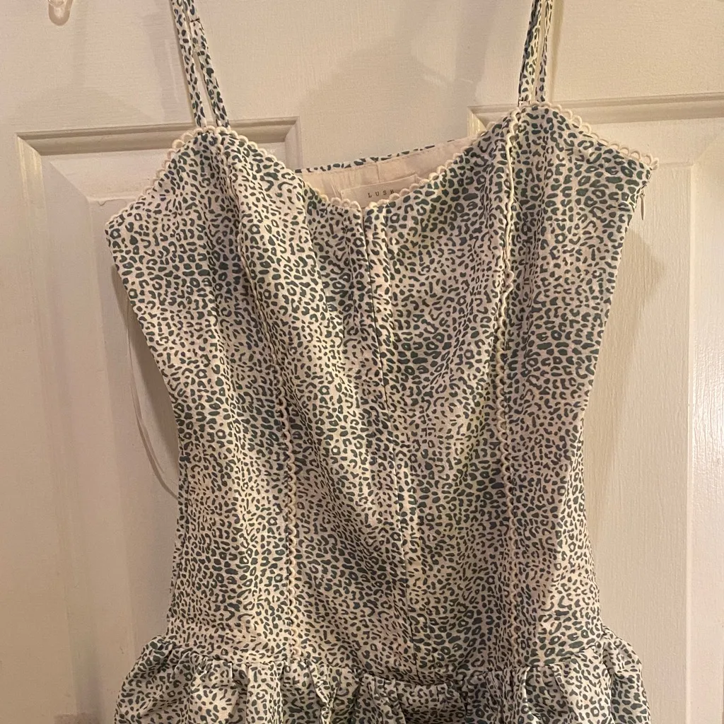 Lush White and Green Patterned Fabric - Image 5